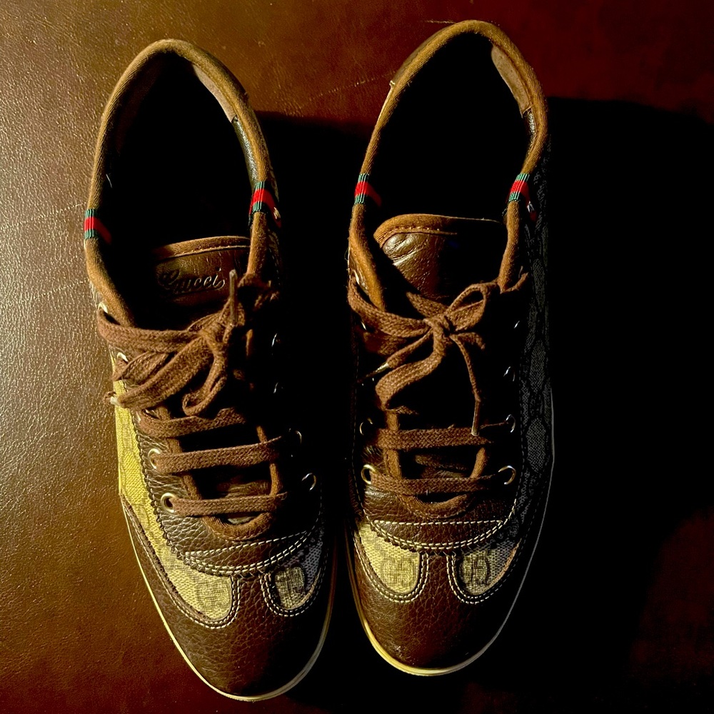 Gucci Women’s leather and cloth Gucci sneakers.